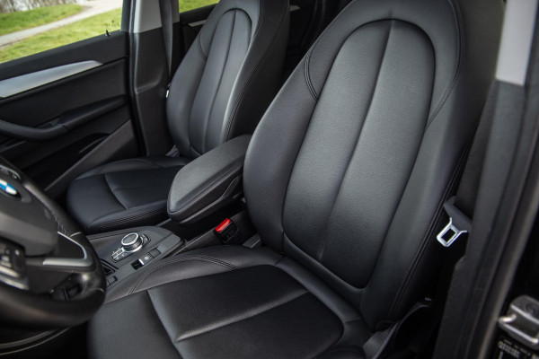 BMW X1 xDrive25e Executive BLACK LINE / CAMERA / CARPLAY / HEAD UP DISPLAY / LEDER / LED / CRUISE CONTROLE / STOELVERWARMING