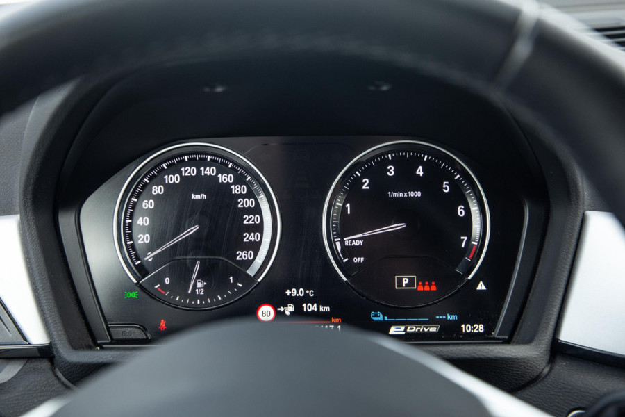 BMW X1 xDrive25e Executive BLACK LINE / CAMERA / CARPLAY / HEAD UP DISPLAY / LEDER / LED / CRUISE CONTROLE / STOELVERWARMING