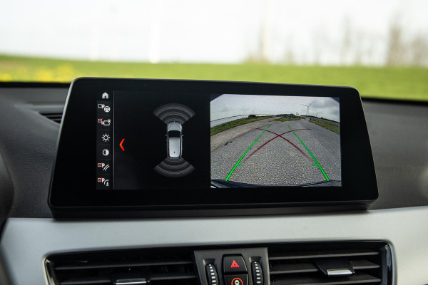 BMW X1 xDrive25e Executive BLACK LINE / CAMERA / CARPLAY / HEAD UP DISPLAY / LEDER / LED / CRUISE CONTROLE / STOELVERWARMING