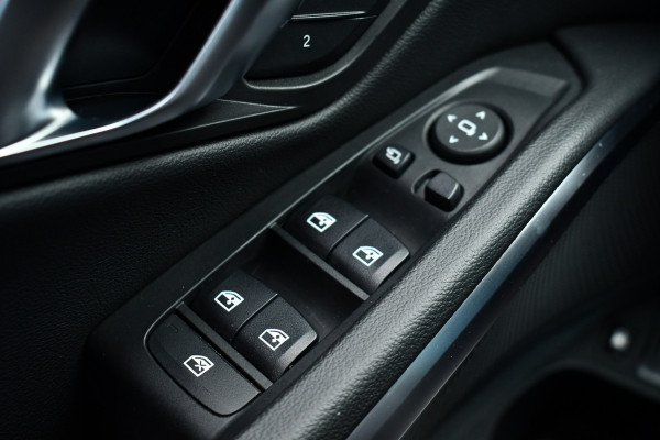 BMW 3-serie 330e xDrive M-Sport Pro Pano M-zetels ACC HUD 19inch El-klep