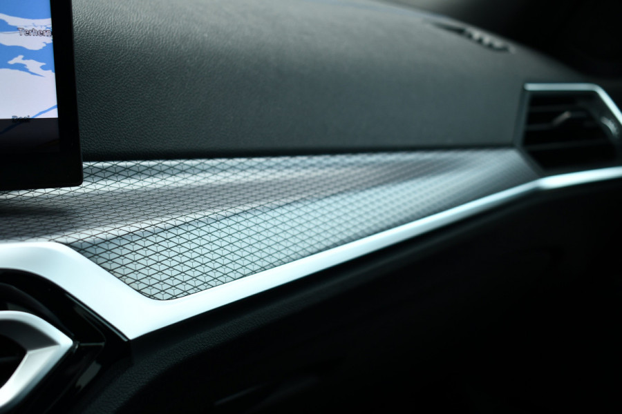 BMW 3-serie 330e xDrive M-Sport Pro Pano M-zetels ACC HUD 19inch El-klep