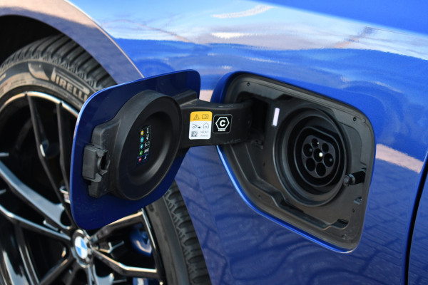 BMW 3-serie 330e xDrive M-Sport Pro Pano M-zetels ACC HUD 19inch El-klep