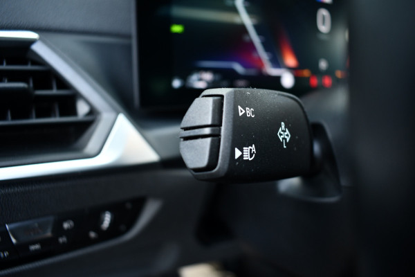 BMW 3-serie 330e xDrive M-Sport Pro Pano M-zetels ACC HUD 19inch El-klep