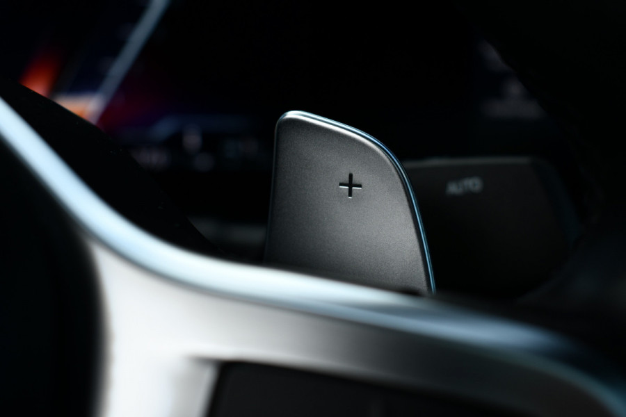 BMW 3-serie 330e xDrive M-Sport Pro Pano M-zetels ACC HUD 19inch El-klep