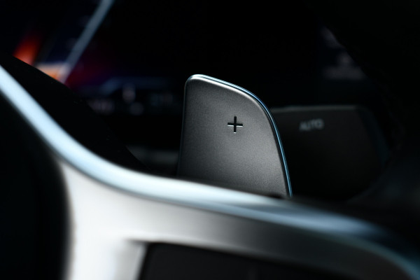 BMW 3-serie 330e xDrive M-Sport Pro Pano M-zetels ACC HUD 19inch El-klep