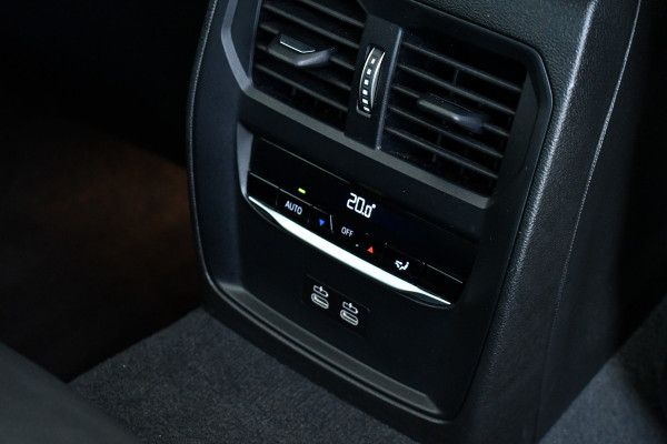 BMW 3-serie 330e xDrive M-Sport Pro Pano M-zetels ACC HUD 19inch El-klep