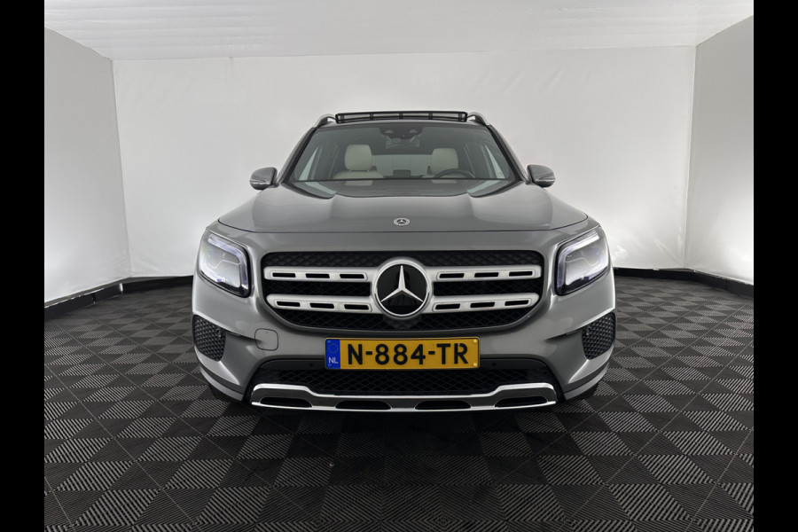 Mercedes-Benz Glb 180 Business Solution (INCL-BTW) *PANO | ADAPTIVE-CRUISE | LEATHER | FULL-LED | BLINDSPOT | MEMORY-PACK | AMBIENTLIGHT | HEATED-SPORTSEATS | WIDESCREEN-DIGICOCKPIT | DAB+ | NAVI-FULLMAP | CAMERA | PRIVACYGLASS |