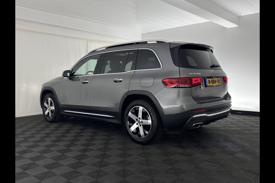 Mercedes-Benz Glb 180 Business Solution (INCL-BTW) *PANO | ADAPTIVE-CRUISE | LEATHER | FULL-LED | BLINDSPOT | MEMORY-PACK | AMBIENTLIGHT | HEATED-SPORTSEATS | WIDESCREEN-DIGICOCKPIT | DAB+ | NAVI-FULLMAP | CAMERA | PRIVACYGLASS |
