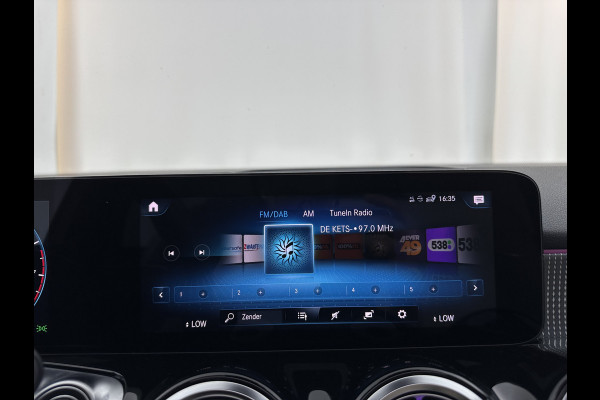 Mercedes-Benz Glb 180 Business Solution (INCL-BTW) *PANO | ADAPTIVE-CRUISE | LEATHER | FULL-LED | BLINDSPOT | MEMORY-PACK | AMBIENTLIGHT | HEATED-SPORTSEATS | WIDESCREEN-DIGICOCKPIT | DAB+ | NAVI-FULLMAP | CAMERA | PRIVACYGLASS |