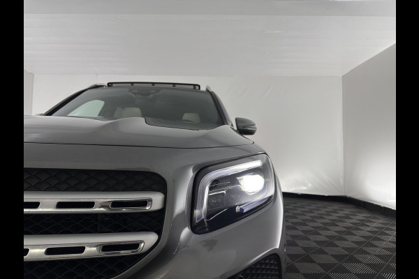 Mercedes-Benz Glb 180 Business Solution (INCL-BTW) *PANO | ADAPTIVE-CRUISE | LEATHER | FULL-LED | BLINDSPOT | MEMORY-PACK | AMBIENTLIGHT | HEATED-SPORTSEATS | WIDESCREEN-DIGICOCKPIT | DAB+ | NAVI-FULLMAP | CAMERA | PRIVACYGLASS |
