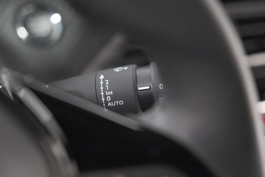 Peugeot e-2008 EV Allure Avantage 54 kWh | 11 KW Laadfunctie | Parkeersensoren | Apple Carplay