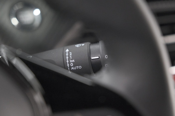 Peugeot e-2008 EV Allure Avantage 54 kWh | 11 KW Laadfunctie | Parkeersensoren | Apple Carplay