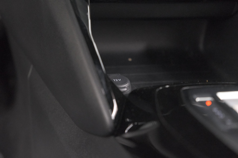 Peugeot e-2008 EV Allure Avantage 54 kWh | 11 KW Laadfunctie | Parkeersensoren | Apple Carplay