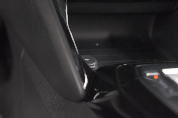 Peugeot e-2008 EV Allure Avantage 54 kWh | 11 KW Laadfunctie | Parkeersensoren | Apple Carplay