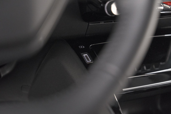 Peugeot e-2008 EV Allure Avantage 54 kWh | 11 KW Laadfunctie | Parkeersensoren | Apple Carplay