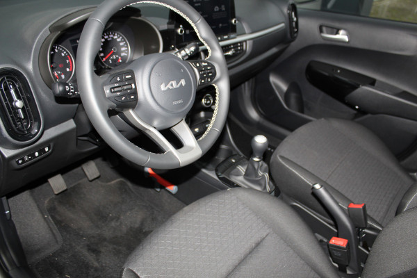 Kia Picanto 1.0-67pk DPi DynamicLine 5drs. Wegenbelasting slechts €. 32,- per mnd. Airco, camera, Apple carplay/Android auto, metallic lak, LM wielen, Bluetooth, centr. vergr. afst. bed., cruise cntrl etc.