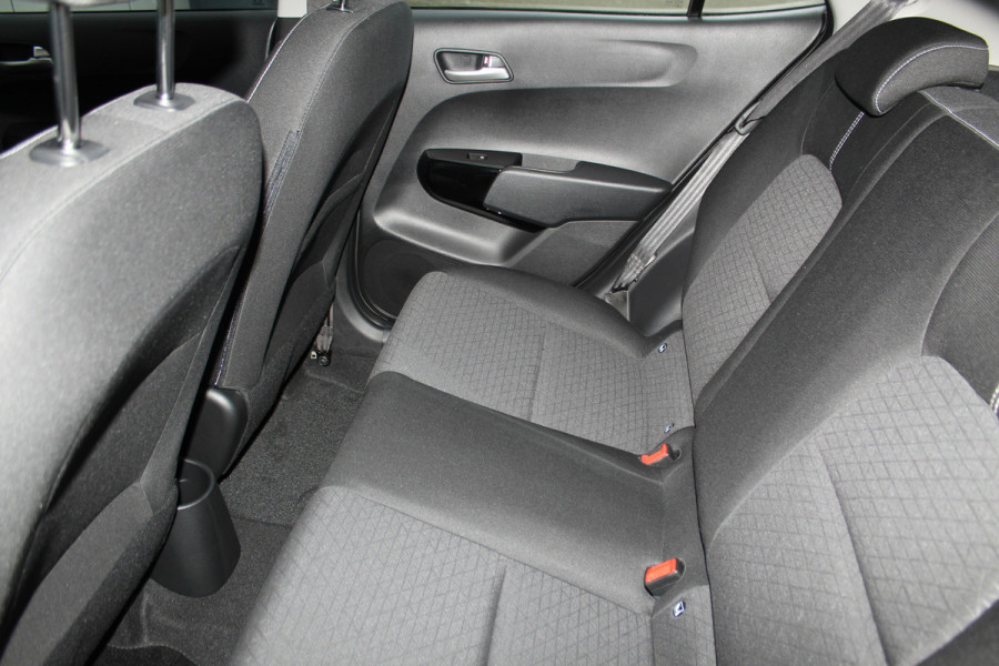 Kia Picanto 1.0-67pk DPi DynamicLine 5drs. Wegenbelasting slechts €. 32,- per mnd. Airco, camera, Apple carplay/Android auto, metallic lak, LM wielen, Bluetooth, centr. vergr. afst. bed., cruise cntrl etc.