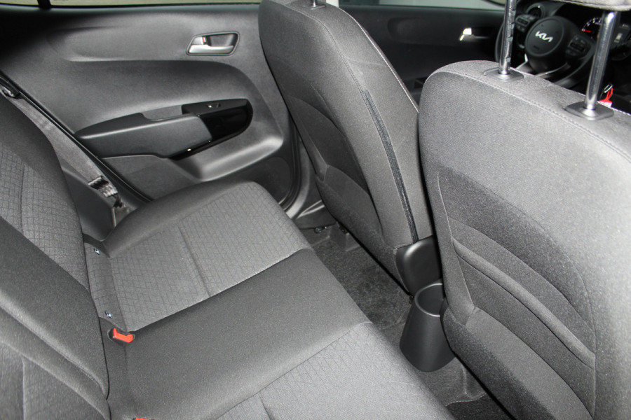 Kia Picanto 1.0-67pk DPi DynamicLine 5drs. Wegenbelasting slechts €. 32,- per mnd. Airco, camera, Apple carplay/Android auto, metallic lak, LM wielen, Bluetooth, centr. vergr. afst. bed., cruise cntrl etc.