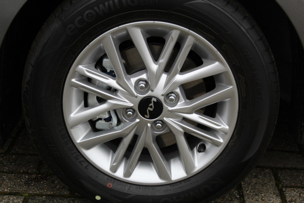 Kia Picanto 1.0-67pk DPi DynamicLine 5drs. Wegenbelasting slechts €. 32,- per mnd. Airco, camera, Apple carplay/Android auto, metallic lak, LM wielen, Bluetooth, centr. vergr. afst. bed., cruise cntrl etc.