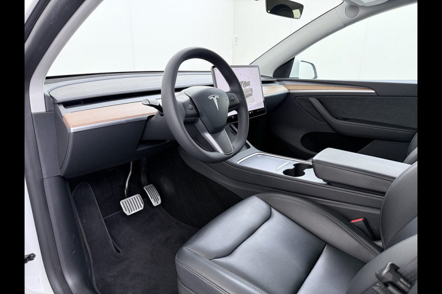 Tesla Model Y Long Range AWD 514pk Warmtepomp SOH 93% Leder Panoramadak Matrix-LED Autopilot Elektr.Stuur+Stoel+Verwarmd Navi Ecc Premium Audi Elektr.Stuur+Stoel+Verwarmd Navi Ecc Premium Audio Keyless Privacy Glass 4WD 1e Eigenaar Fabrieksgarantie tot 23-2-2027 Garantie op Accu en Motoren 23-02-2031/192.000km