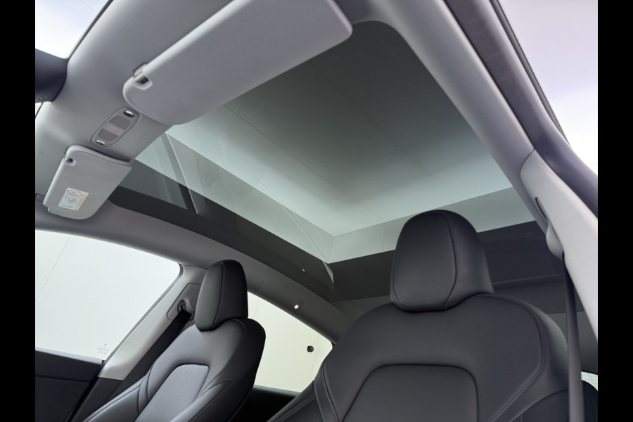 Tesla Model Y Long Range AWD 514pk Warmtepomp SOH 93% Leder Panoramadak Matrix-LED Autopilot Elektr.Stuur+Stoel+Verwarmd Navi Ecc Premium Audi Elektr.Stuur+Stoel+Verwarmd Navi Ecc Premium Audio Keyless Privacy Glass 4WD 1e Eigenaar Fabrieksgarantie tot 23-2-2027 Garantie op Accu en Motoren 23-02-2031/192.000km