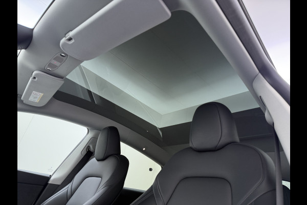 Tesla Model Y Long Range AWD 514pk Warmtepomp SOH 93% Leder Panoramadak Matrix-LED Autopilot Elektr.Stuur+Stoel+Verwarmd Navi Ecc Premium Audi Elektr.Stuur+Stoel+Verwarmd Navi Ecc Premium Audio Keyless Privacy Glass 4WD 1e Eigenaar Fabrieksgarantie tot 23-2-2027 Garantie op Accu en Motoren 23-02-2031/192.000km