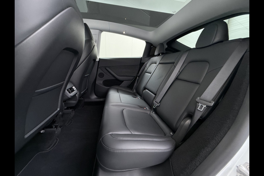 Tesla Model Y Long Range AWD 514pk Warmtepomp SOH 93% Leder Panoramadak Matrix-LED Autopilot Elektr.Stuur+Stoel+Verwarmd Navi Ecc Premium Audi Elektr.Stuur+Stoel+Verwarmd Navi Ecc Premium Audio Keyless Privacy Glass 4WD 1e Eigenaar Fabrieksgarantie tot 23-2-2027 Garantie op Accu en Motoren 23-02-2031/192.000km