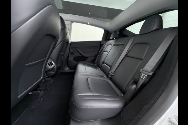 Tesla Model Y Long Range AWD 514pk Warmtepomp SOH 93% Leder Panoramadak Matrix-LED Autopilot Elektr.Stuur+Stoel+Verwarmd Navi Ecc Premium Audi Elektr.Stuur+Stoel+Verwarmd Navi Ecc Premium Audio Keyless Privacy Glass 4WD 1e Eigenaar Fabrieksgarantie tot 23-2-2027 Garantie op Accu en Motoren 23-02-2031/192.000km