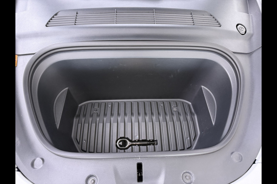 Tesla Model Y Long Range AWD 514pk Warmtepomp SOH 93% Leder Panoramadak Matrix-LED Autopilot Elektr.Stuur+Stoel+Verwarmd Navi Ecc Premium Audi Elektr.Stuur+Stoel+Verwarmd Navi Ecc Premium Audio Keyless Privacy Glass 4WD 1e Eigenaar Fabrieksgarantie tot 23-2-2027 Garantie op Accu en Motoren 23-02-2031/192.000km