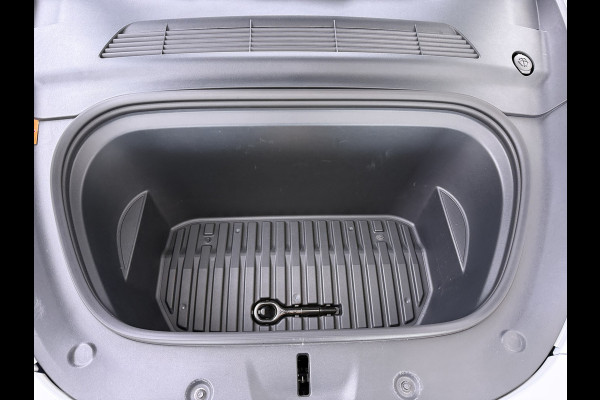 Tesla Model Y Long Range AWD 514pk Warmtepomp SOH 93% Leder Panoramadak Matrix-LED Autopilot Elektr.Stuur+Stoel+Verwarmd Navi Ecc Premium Audi Elektr.Stuur+Stoel+Verwarmd Navi Ecc Premium Audio Keyless Privacy Glass 4WD 1e Eigenaar Fabrieksgarantie tot 23-2-2027 Garantie op Accu en Motoren 23-02-2031/192.000km