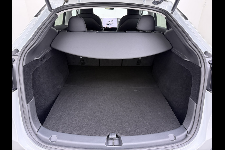 Tesla Model Y Long Range AWD 514pk Warmtepomp SOH 93% Leder Panoramadak Matrix-LED Autopilot Elektr.Stuur+Stoel+Verwarmd Navi Ecc Premium Audi Elektr.Stuur+Stoel+Verwarmd Navi Ecc Premium Audio Keyless Privacy Glass 4WD 1e Eigenaar Fabrieksgarantie tot 23-2-2027 Garantie op Accu en Motoren 23-02-2031/192.000km
