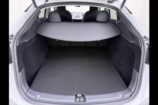 Tesla Model Y Long Range AWD 514pk Warmtepomp SOH 93% Leder Panoramadak Matrix-LED Autopilot Elektr.Stuur+Stoel+Verwarmd Navi Ecc Premium Audi Elektr.Stuur+Stoel+Verwarmd Navi Ecc Premium Audio Keyless Privacy Glass 4WD 1e Eigenaar Fabrieksgarantie tot 23-2-2027 Garantie op Accu en Motoren 23-02-2031/192.000km
