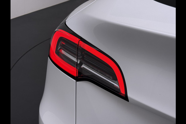 Tesla Model Y Long Range AWD 514pk Warmtepomp SOH 93% Leder Panoramadak Matrix-LED Autopilot Elektr.Stuur+Stoel+Verwarmd Navi Ecc Premium Audi Elektr.Stuur+Stoel+Verwarmd Navi Ecc Premium Audio Keyless Privacy Glass 4WD 1e Eigenaar Fabrieksgarantie tot 23-2-2027 Garantie op Accu en Motoren 23-02-2031/192.000km