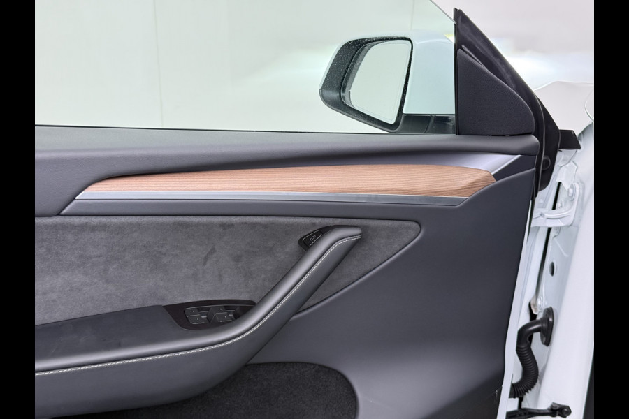 Tesla Model Y Long Range AWD 514pk Warmtepomp SOH 93% Leder Panoramadak Matrix-LED Autopilot Elektr.Stuur+Stoel+Verwarmd Navi Ecc Premium Audi Elektr.Stuur+Stoel+Verwarmd Navi Ecc Premium Audio Keyless Privacy Glass 4WD 1e Eigenaar Fabrieksgarantie tot 23-2-2027 Garantie op Accu en Motoren 23-02-2031/192.000km