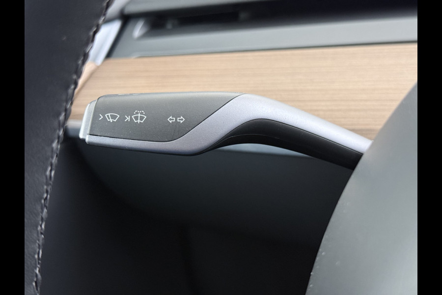 Tesla Model Y Long Range AWD 514pk Warmtepomp SOH 93% Leder Panoramadak Matrix-LED Autopilot Elektr.Stuur+Stoel+Verwarmd Navi Ecc Premium Audi Elektr.Stuur+Stoel+Verwarmd Navi Ecc Premium Audio Keyless Privacy Glass 4WD 1e Eigenaar Fabrieksgarantie tot 23-2-2027 Garantie op Accu en Motoren 23-02-2031/192.000km