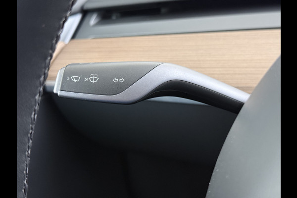 Tesla Model Y Long Range AWD 514pk Warmtepomp SOH 93% Leder Panoramadak Matrix-LED Autopilot Elektr.Stuur+Stoel+Verwarmd Navi Ecc Premium Audi Elektr.Stuur+Stoel+Verwarmd Navi Ecc Premium Audio Keyless Privacy Glass 4WD 1e Eigenaar Fabrieksgarantie tot 23-2-2027 Garantie op Accu en Motoren 23-02-2031/192.000km