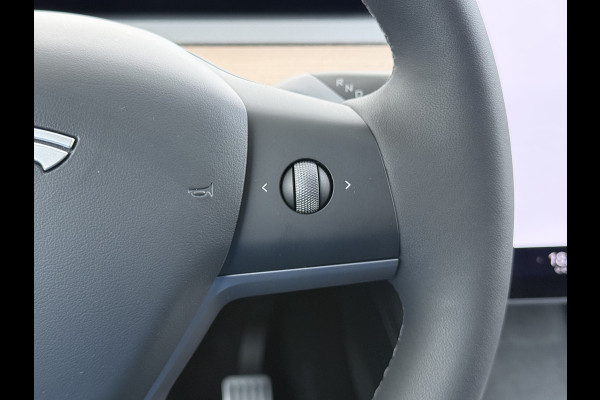 Tesla Model Y Long Range AWD 514pk Warmtepomp SOH 93% Leder Panoramadak Matrix-LED Autopilot Elektr.Stuur+Stoel+Verwarmd Navi Ecc Premium Audi Elektr.Stuur+Stoel+Verwarmd Navi Ecc Premium Audio Keyless Privacy Glass 4WD 1e Eigenaar Fabrieksgarantie tot 23-2-2027 Garantie op Accu en Motoren 23-02-2031/192.000km