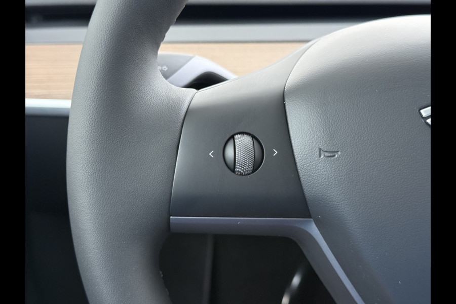 Tesla Model Y Long Range AWD 514pk Warmtepomp SOH 93% Leder Panoramadak Matrix-LED Autopilot Elektr.Stuur+Stoel+Verwarmd Navi Ecc Premium Audi Elektr.Stuur+Stoel+Verwarmd Navi Ecc Premium Audio Keyless Privacy Glass 4WD 1e Eigenaar Fabrieksgarantie tot 23-2-2027 Garantie op Accu en Motoren 23-02-2031/192.000km