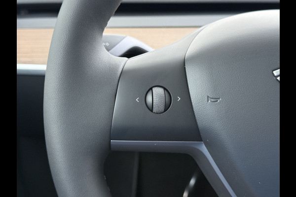 Tesla Model Y Long Range AWD 514pk Warmtepomp SOH 93% Leder Panoramadak Matrix-LED Autopilot Elektr.Stuur+Stoel+Verwarmd Navi Ecc Premium Audi Elektr.Stuur+Stoel+Verwarmd Navi Ecc Premium Audio Keyless Privacy Glass 4WD 1e Eigenaar Fabrieksgarantie tot 23-2-2027 Garantie op Accu en Motoren 23-02-2031/192.000km