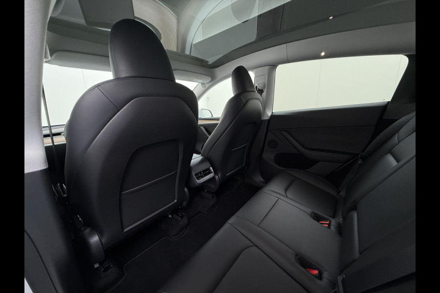 Tesla Model Y Long Range AWD 514pk Warmtepomp SOH 93% Leder Panoramadak Matrix-LED Autopilot Elektr.Stuur+Stoel+Verwarmd Navi Ecc Premium Audi Elektr.Stuur+Stoel+Verwarmd Navi Ecc Premium Audio Keyless Privacy Glass 4WD 1e Eigenaar Fabrieksgarantie tot 23-2-2027 Garantie op Accu en Motoren 23-02-2031/192.000km