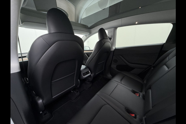 Tesla Model Y Long Range AWD 514pk Warmtepomp SOH 93% Leder Panoramadak Matrix-LED Autopilot Elektr.Stuur+Stoel+Verwarmd Navi Ecc Premium Audi Elektr.Stuur+Stoel+Verwarmd Navi Ecc Premium Audio Keyless Privacy Glass 4WD 1e Eigenaar Fabrieksgarantie tot 23-2-2027 Garantie op Accu en Motoren 23-02-2031/192.000km