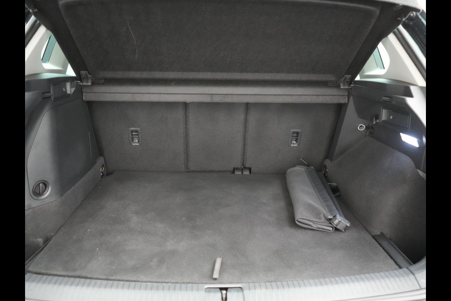 Volkswagen Tiguan 1.4 TSI eHybrid Active PHEV 245pk Dealer O.H | Adaptive Cruise | Camera | Parkassist | Stoelverwarming | Keyless | Apple Carplay | BLIS | Plug In Hybrid