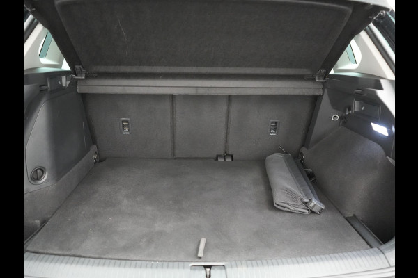 Volkswagen Tiguan 1.4 TSI eHybrid Active PHEV 245pk Dealer O.H | Adaptive Cruise | Camera | Parkassist | Stoelverwarming | Keyless | Apple Carplay | BLIS | Plug In Hybrid