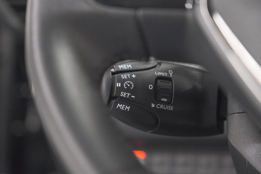 Peugeot 208 PureTech 100 EAT8 Allure | Camera | Navigatie | Apple Carplay | Parkeersensoren