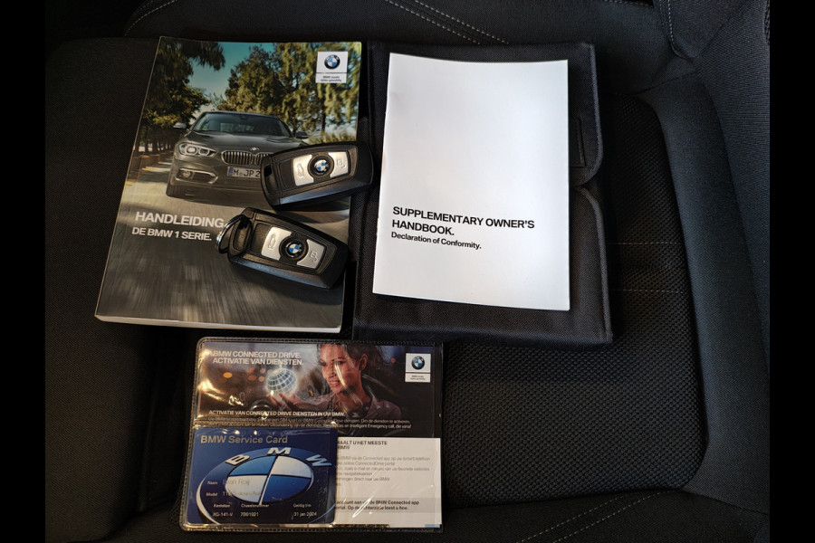 BMW 1-serie 118I AUT-8 Sport Navi Pdc Sportstoelen Trekhaak Ecc Corporate Edition Lmv 17" Regen-Lichtsensor Isofix Bluetooth Origineel Nederlandse Auto Zeer nette BMW 118I