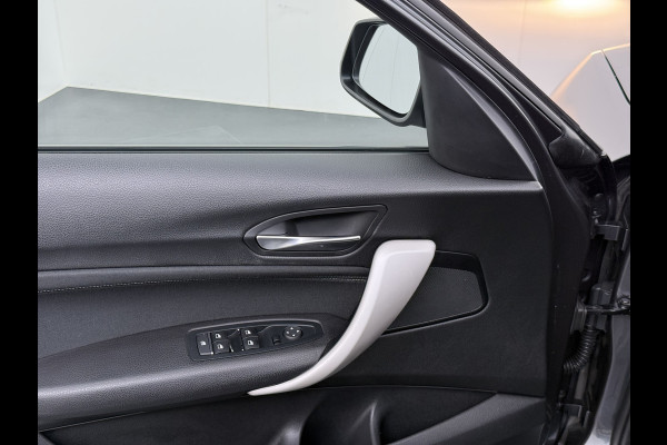 BMW 1-serie 118I AUT-8 Sport Navi Pdc Sportstoelen Trekhaak Ecc Corporate Edition Lmv 17" Regen-Lichtsensor Isofix Bluetooth Origineel Nederlandse Auto Zeer nette BMW 118I