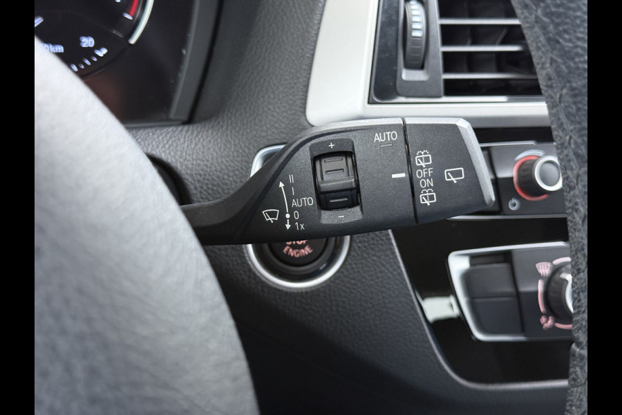 BMW 1-serie 118I AUT-8 Sport Navi Pdc Sportstoelen Trekhaak Ecc Corporate Edition Lmv 17" Regen-Lichtsensor Isofix Bluetooth Origineel Nederlandse Auto Zeer nette BMW 118I