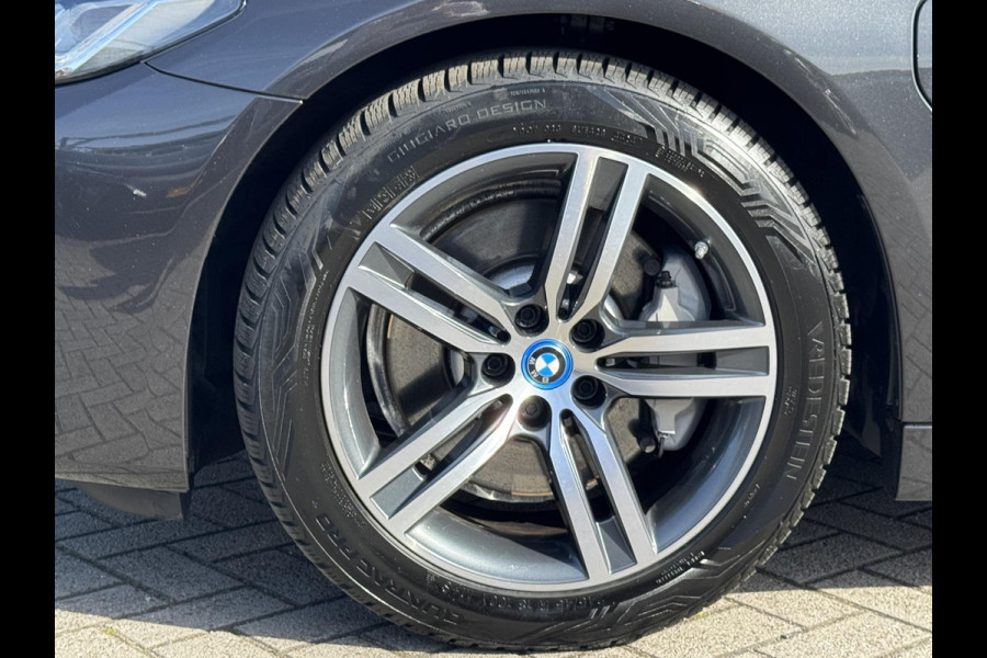 BMW 5 Serie Touring 520e Business Edition Plus NL-AUTO | LEDER | PDC