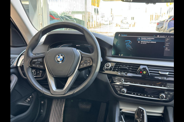 BMW 5 Serie Touring 520e Business Edition Plus NL-AUTO | LEDER | PDC