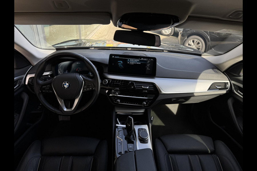 BMW 5 Serie Touring 520e Business Edition Plus NL-AUTO | LEDER | PDC